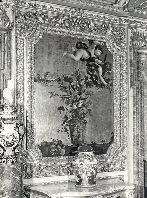 Istituto Centrale per il Catalogo e la Documentazione: Fototeca Nazionale — Stanchi Niccolò; Ferri Ciro - sec. XVII - Natura morta con vaso di fiori e amorini — insieme